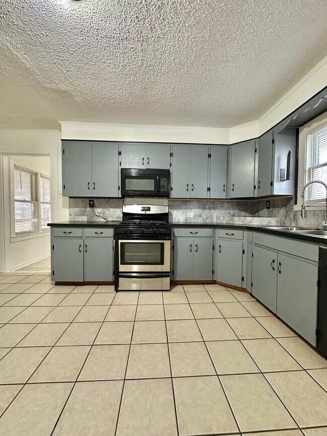 Foto del edificio - COMING SOON!!! -  Spacious 3-Bedroom Home Available to Lease!