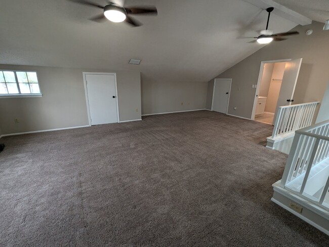 Building Photo - Spacious 3/2 PLUS loft and garage condo re...