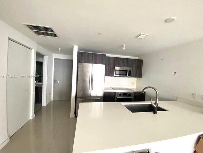 Foto del edificio - 488 NE 18th St