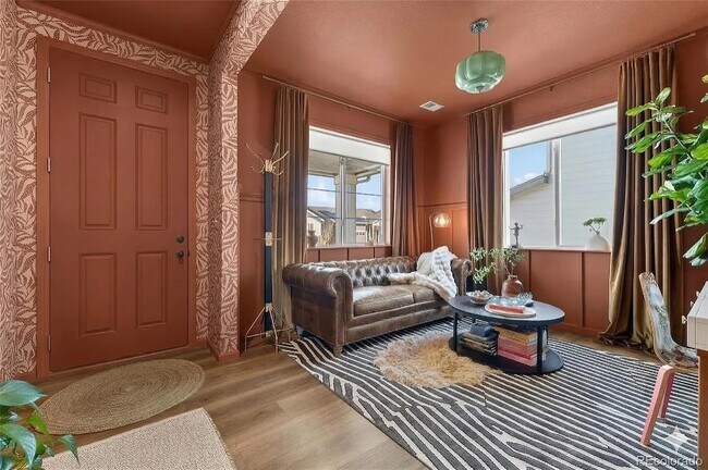Building Photo - 949 N Undergrove Way
