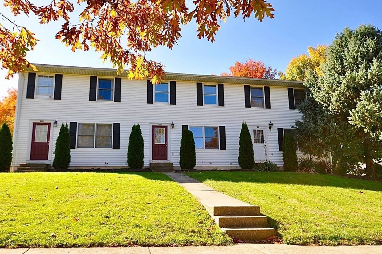 Primary Photo - Townhome Close to Parks and State College ...