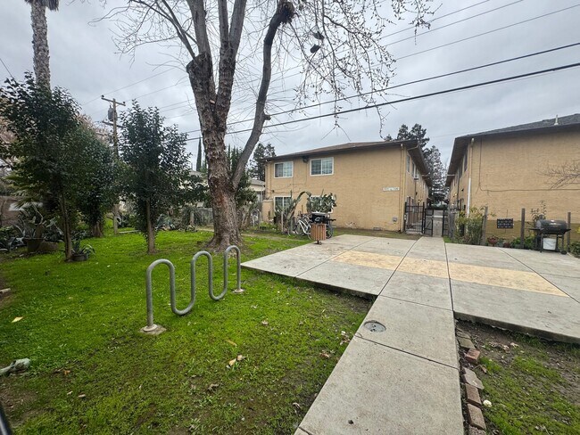 Foto del edificio - 721-721 Menker Ave