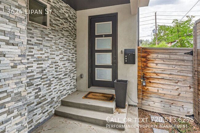Foto del edificio - Luxury 3-Bedroom Townhome in the Heart of ...