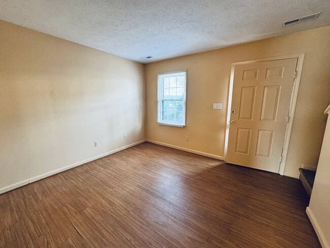 Building Photo - Timberlake Rd Townhouse