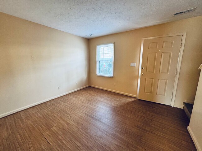 Foto del edificio - Timberlake Rd Townhouse