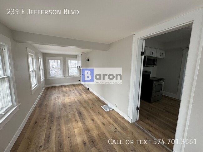 Foto del edificio - 239 E Jefferson Blvd