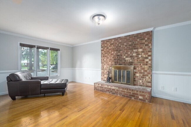 Foto del edificio - Inviting 3BR/2BA Brick Ranch on Nearly 3/4...