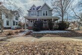 Foto principal - 5 bedroom, 2 bath home, close to U of I, M...