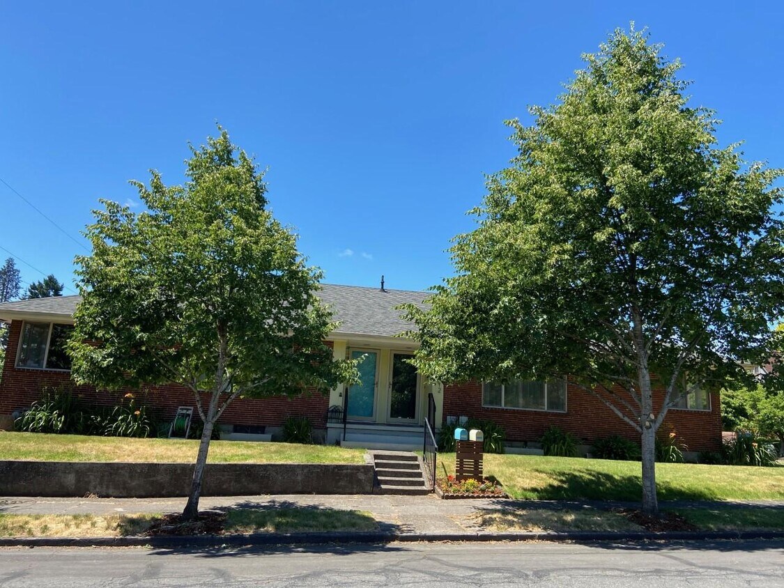 Primary Photo - 3312 Columbia St