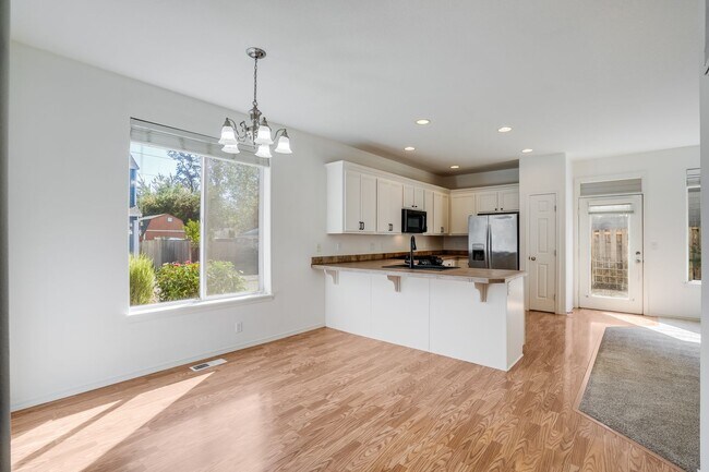 Building Photo - Beautiful 3 Bed, 2.5 Bath Rental Home in B...