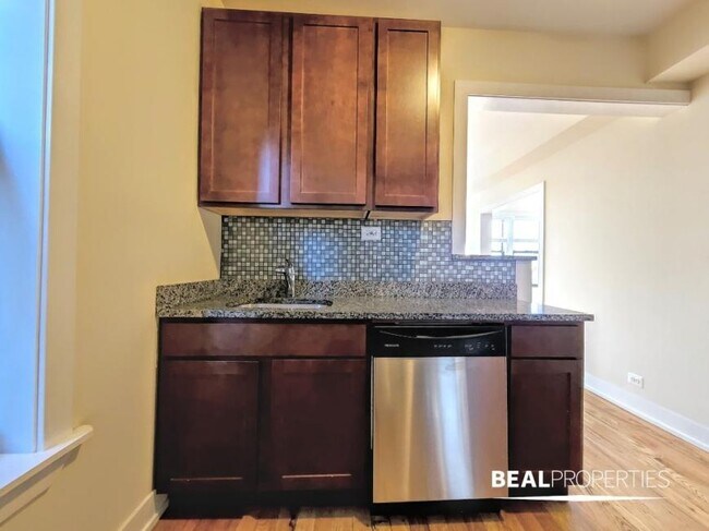 Foto del edificio - 2 bedroom in CHICAGO IL 60657