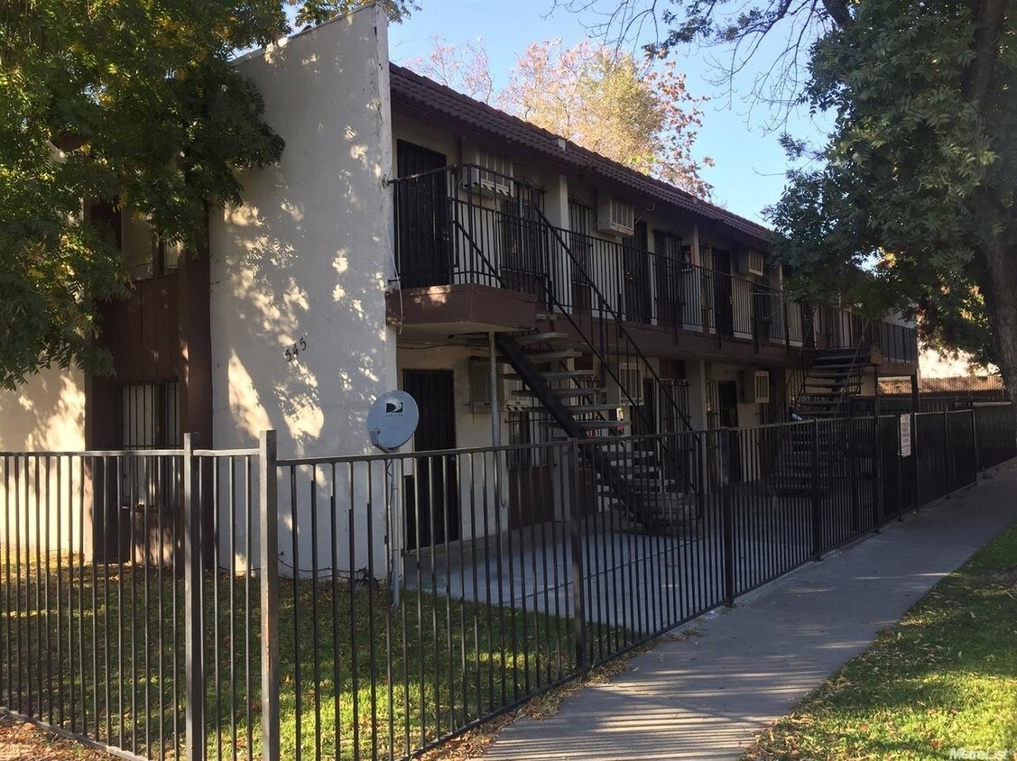 Primary Photo - 545 E Oak St
