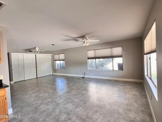 Building Photo - 4446 E Graythorn St
