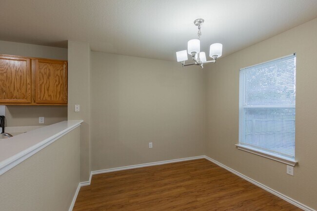 Foto del edificio - Charming 3BR/2.5BA Home with Spacious Back...