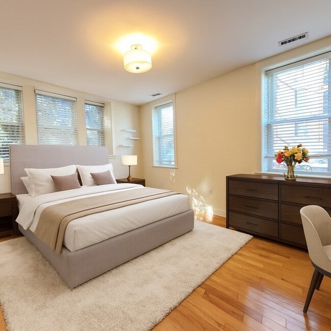 Building Photo - 2025 Commonwealth Ave