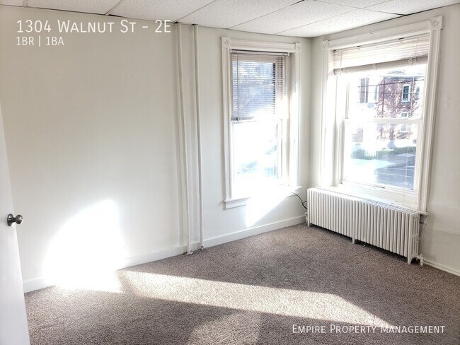 Building Photo - 2nd Floor: 1 Bedroom/ 1 Bathroom Apartment...