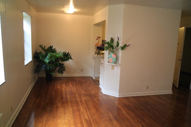 1 Bedroom Dining Room - Belmont Apartments