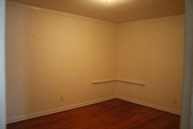 Building Photo - 25 E Chesley Ave