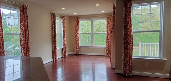 Building Photo - 4002 Fieldcrest Dr