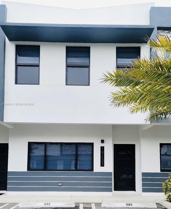 Foto del edificio - 19233 NW 37th Ave