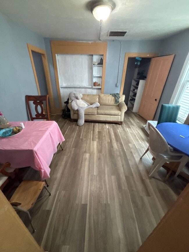 Building Photo - Beautiful 3 bedrrom 1 bathroom House in Mi...