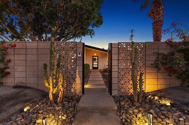 Building Photo - 565 W Yorba Rd