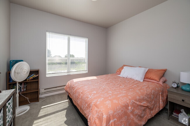 2BR, 2BA - 1056SF - Second Bedroom - Flats on 21