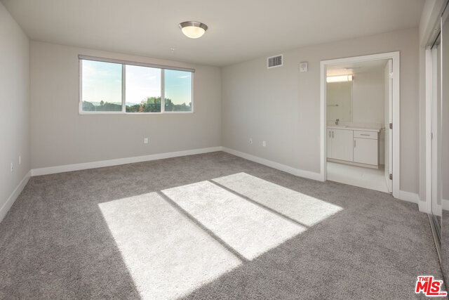 Foto del edificio - 5210 W Olympic Blvd