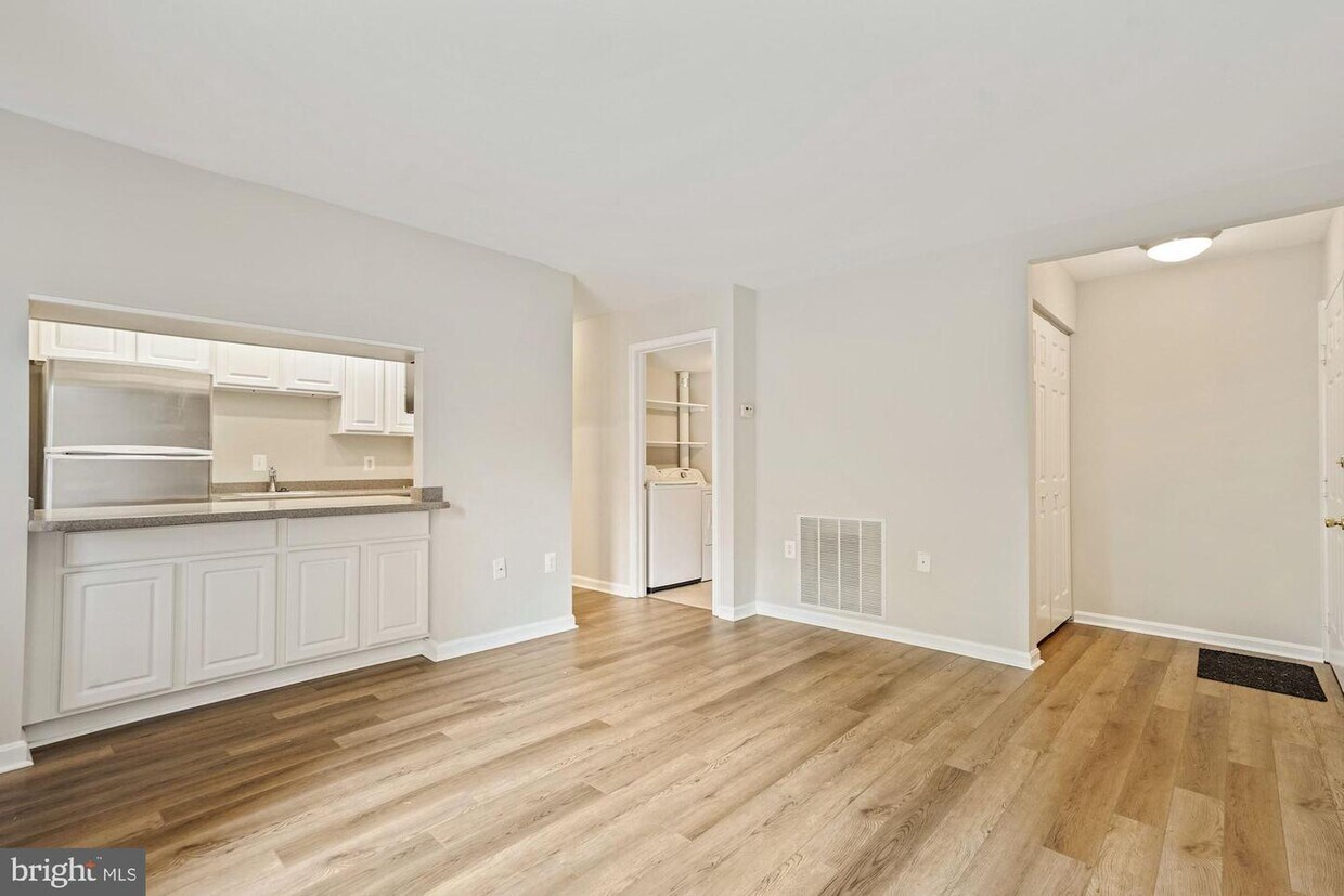 Primary Photo - 105 Westwick Ct