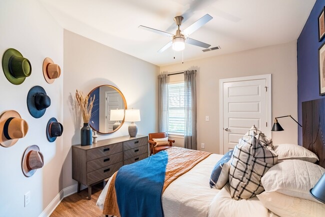 Building Photo - Hawthorne at the Crest