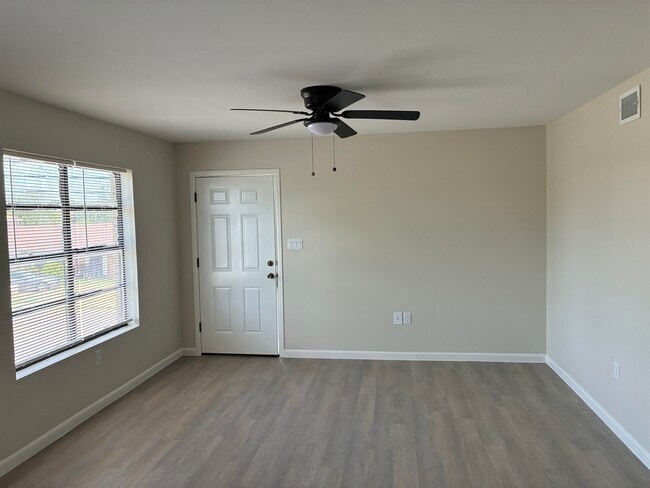 Building Photo - 705 Bustamante St