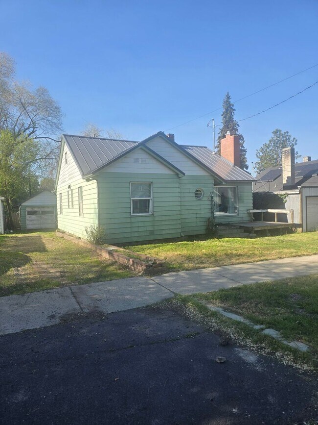Foto del edificio - Supper cute 3 bedroom 1 bath house. This house has lots of charm.  The upstairs is one big bedroo...