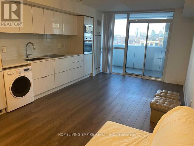 Building Photo - 318 Richmond St W