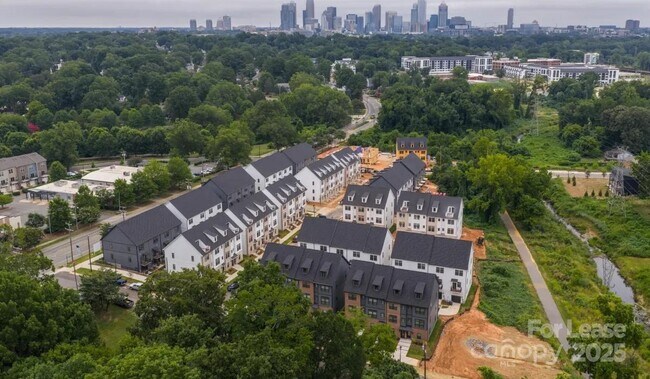 Building Photo - 705 Yellowstone Dr