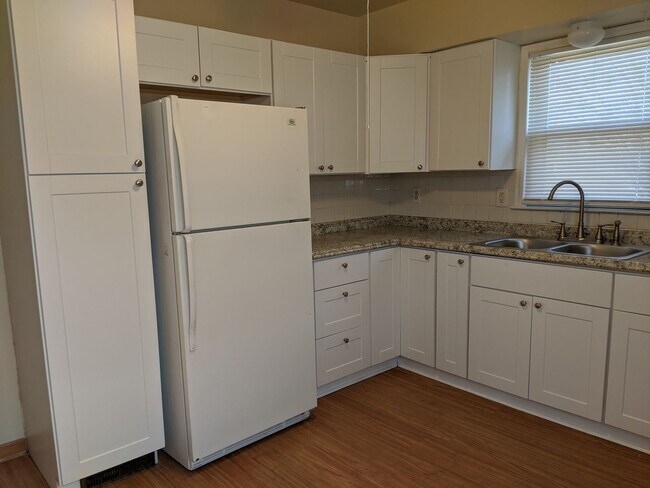 Foto del edificio - Gorgeous 3 Bed Upper Available with shared Garage & Hardwood floors, Appliances incl.