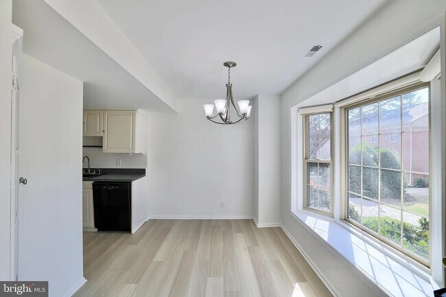 Foto del edificio - 5952 Westchester Park Dr