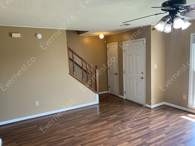 Building Photo - 2558 Hampstead Dr