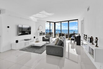 Building Photo - 1000 NE Quayside Terrace