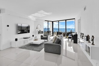 Building Photo - 1000 NE Quayside Terrace