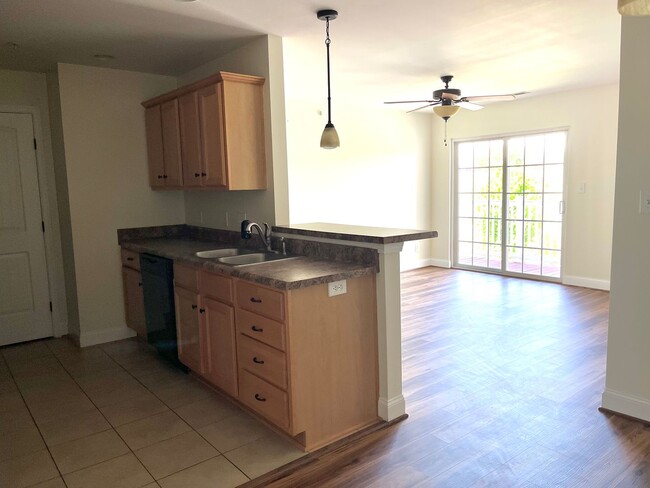 3 bedroom, 2 bath condo with balcony, new ... - 3 bedroom, 2 bath condo with balcony, new ...