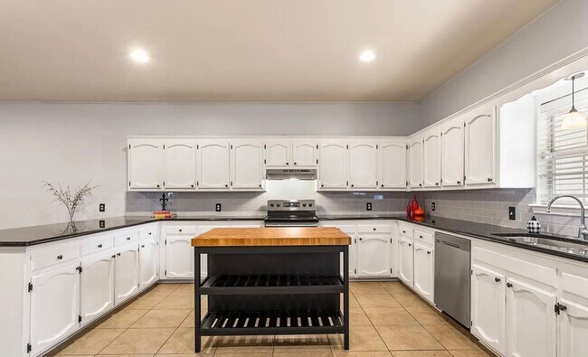Foto del edificio - Spacious One-Level 3BR/2.5BA Home in Prime...