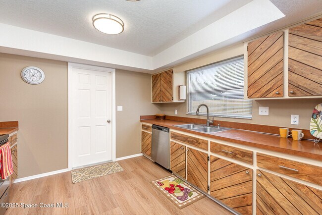 Foto del edificio - 4805 Squires Dr