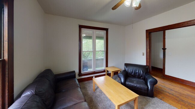 Foto del edificio - 321-321.5-3215 Hillview Pl