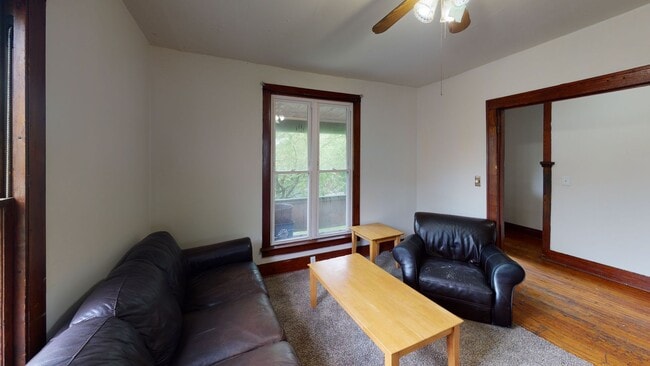 Building Photo - 321-321.5-3215 Hillview Pl