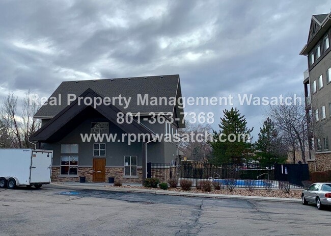 Building Photo - Cute 3 Bedroom 2 Bath Condo with a View!