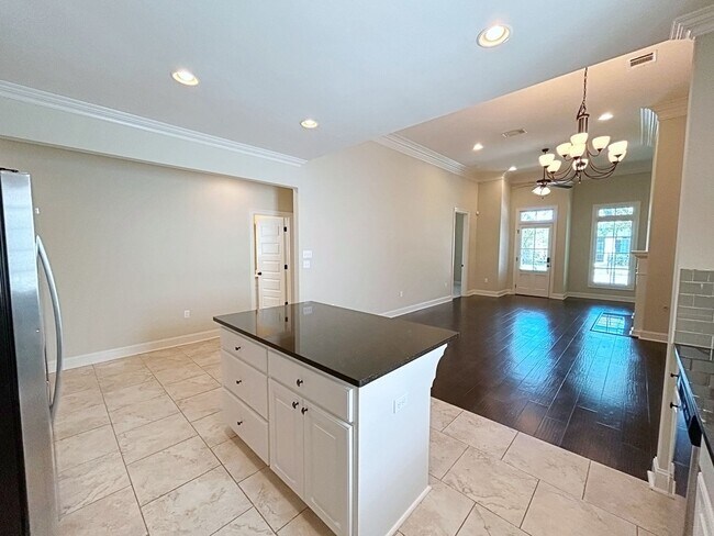 Building Photo - 4 Bedroom House in a Great Location