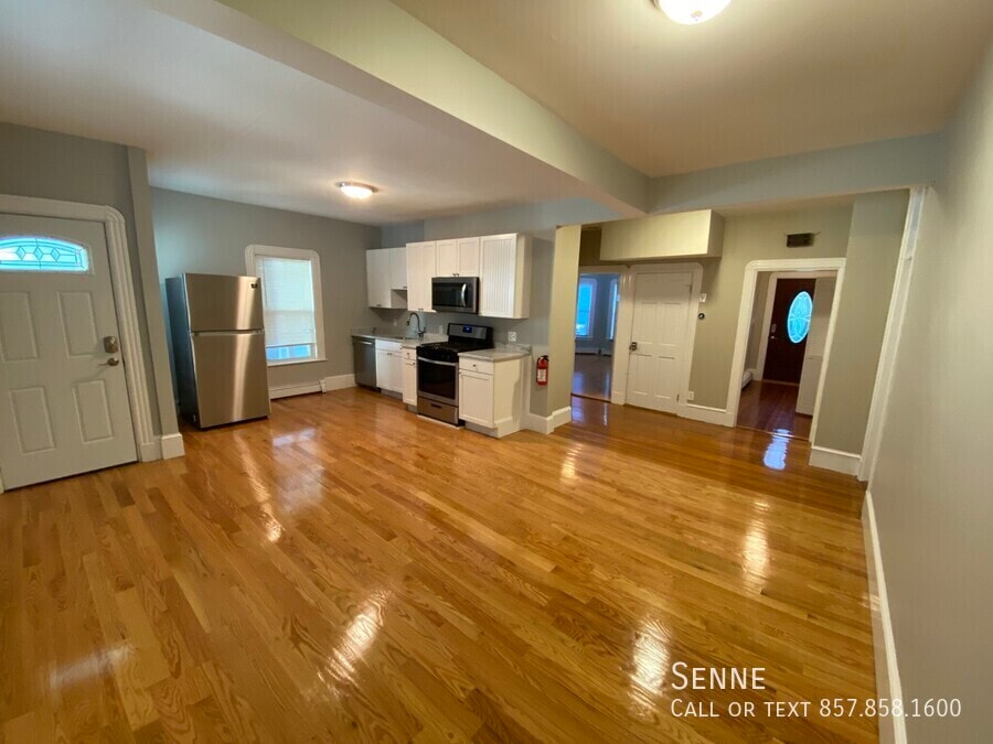 Foto principal - Beautiful 3-Bed Near Davis Square – Modern...