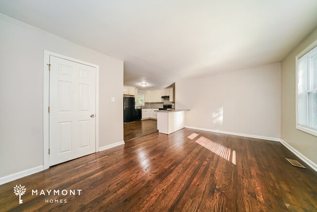 Building Photo - 2500 Swallow Cir SE
