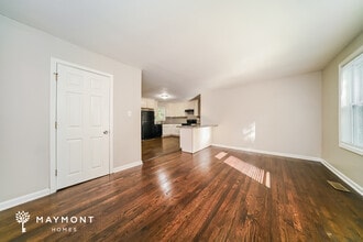 Building Photo - 2500 Swallow Cir SE