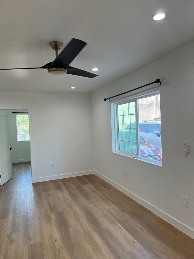 Building Photo - 967 N Serrano Ave
